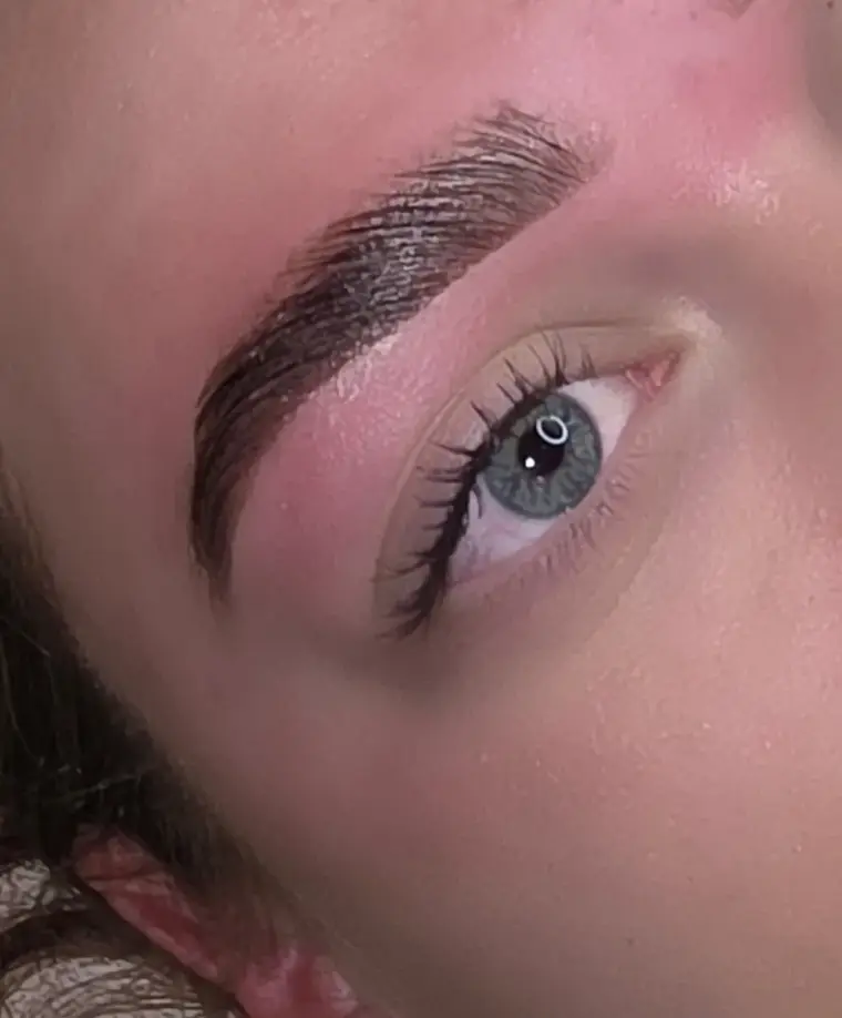 Wenkbrauw met henna, strak gevormd